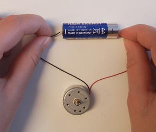 Das längere Beinchen muss mit dem Pluspol der Batterie verbunden werden, das kürzere mit dem Minuspol. Achtung: Wenn du die LED falsch herum anschließt, leuchtet sie nicht.