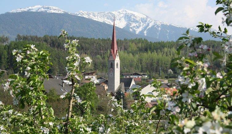 Durch seine leicht erhöhte und dennoch ebene Lage ist es ideal für unsere Gemeindeferien.