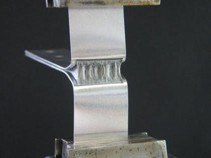 Grundlagen - Definitionen Klebstoff (nach DIN EN 923) Ein Klebstoff ist ein nichtmetallischer Stoff, der Fügeteile durch Flächenhaftung (Adhäsion) und innere Festigkeit (Kohäsion) verbinden kann.