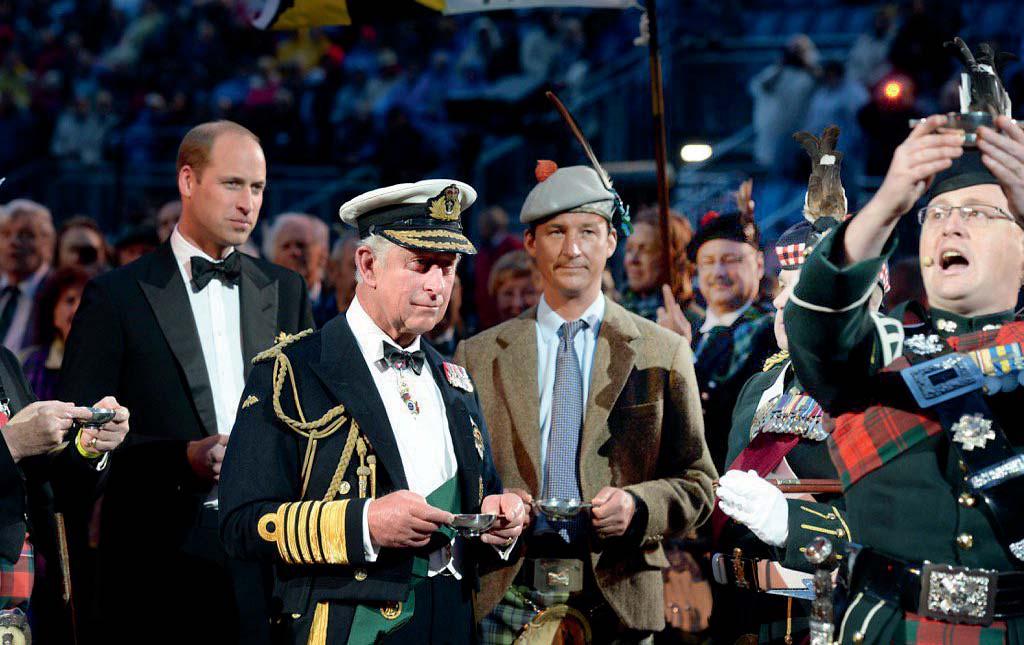 Begegnung mit Prince Charles - Bergneustädter Schotten beim Edinburgh Military Tattoo Prince William, Prince Charles und der Herzog von Argyll Torquhil Ian Campbell im Hintergrund Michael Enders.