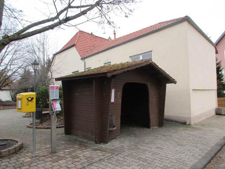 Dorfplatz Buswartehäuschen Der Dorfplatz wird wenig genutzt, daher wird eine Umgestaltung gewünscht; es sollen Gründe