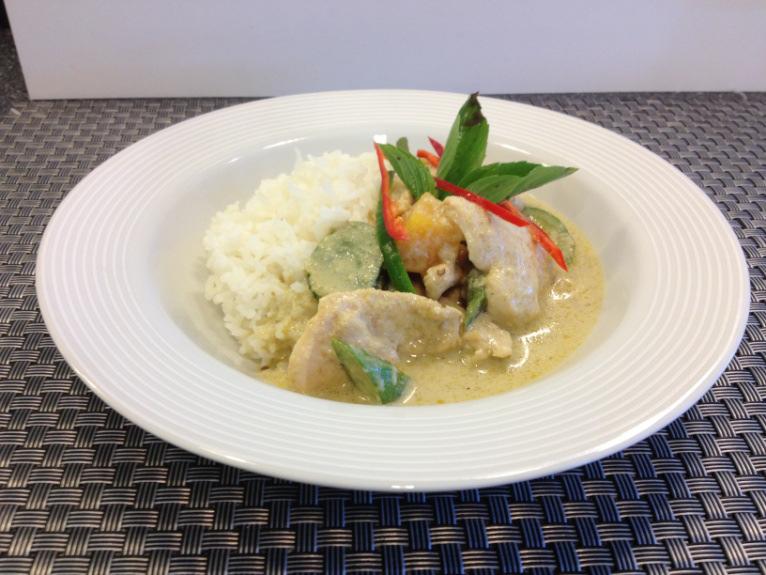 Kaeng Khiaw Waan Kai güner Curry mit Pouletfleisch Fleisch und Sauce: (kann vorbereitet werden, muss aber vor der Verwendung nochmals erhitzt werden) 3 Esslöffel grüne Currypaste in 2 Esslöffel