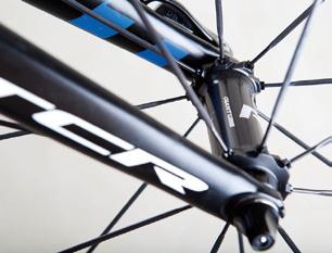 Am kompakten Rahmen finden sich kantige Rohre. rad der eng verwandten Profi-Maschine des Teams Blanco Cycling sehr nahe, wobei die niederländer eine Variante mit integriertem Sitzrohr nutzen.