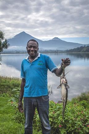 26 Fisch zum Abendessen: David Bakeine, Manager der Lake Mutanda Island Lodge, zeigt einen Wels, den er gefangen hat.