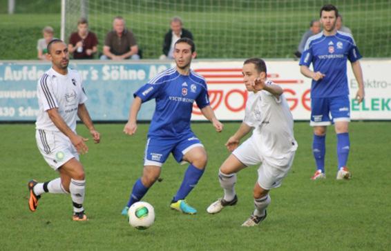 Im Mittelpunkt: Ibachs Dacic, umringt von zwei Ruswilern. Bild Armin Reichlin FC IBACH FC Aegeri Da Junioren Db 6:1 (3:0).