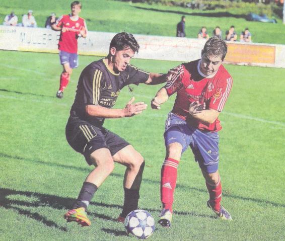 Zweikämpfe verloren: Im Schwyzer 3.-Liga-Derby holte sich der FC Ibach II (Spend Matoshi, links) gegen den FC Brunnen (Martin Mandous) einen verdienten 1:0-Sieg.