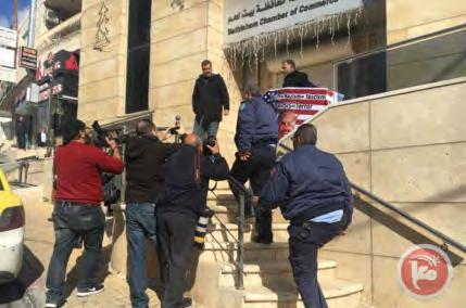 Januar 2018) Rechts: Palästinensische Aktivisten demonstrieren am Eingang der palästinensischen Handelskammer in Bethlehem nach einem dortigen