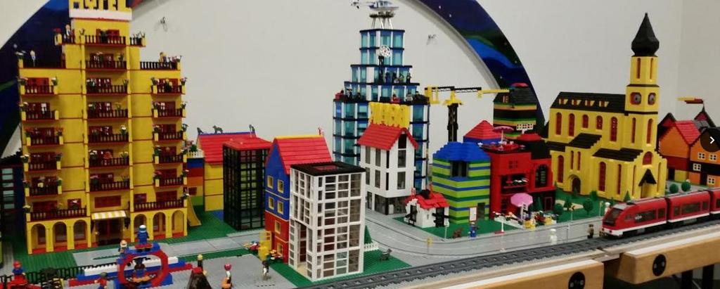 Ausgabe 04.2018 / Rückschau Die Legostadt in der Johanneskirche BERICHT ÜBER DIE BAUARBEITEN Lego. Viele kleine Teile werden zu einem Großen zusammengebaut.