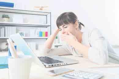 Eine häufige Ursache ist Schlafmangel, denn sieben Stunden pro Nacht sollten es mindestens sein. Aber auch bei ausreichenden Ruhezeiten gehören kleine Müdigkeitsattacken im Büroalltag dazu.