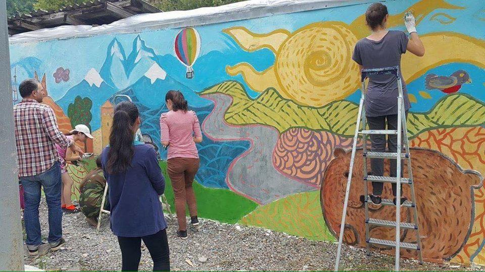 9) Künstlerische Gestaltung einer Wand im Hof des Kulturhauses in der Stadt Oni (Region Raja) mit den Kindern und Jugendlichen der Kunstschule Oni, Juli 2016.
