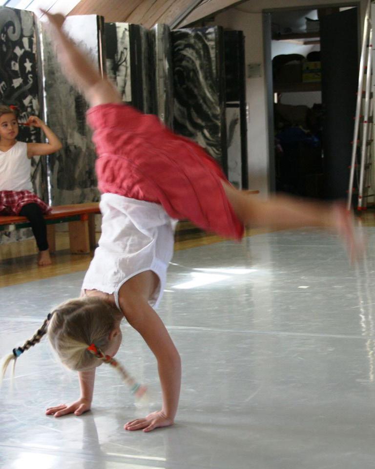 Programm 2015 2015 Angebot Tanz Kreativ-künstlerischer Tanz für Kinder Lebendiges Bewegen Tanzen Sich Ausdrücken spielerisch kindgemäß ernst gemeint Der kreativ-künstlerische Tanz eröffnet Kindern