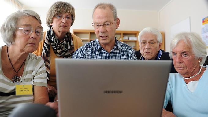 Wachsende Medienkompetenz älterer Menschen Internetnutzer der Altersgruppe 60 + in Deutschland (2000 bis 2017) ARD/ZDF-Onlinestudie 2017 zumindest gelegentlich