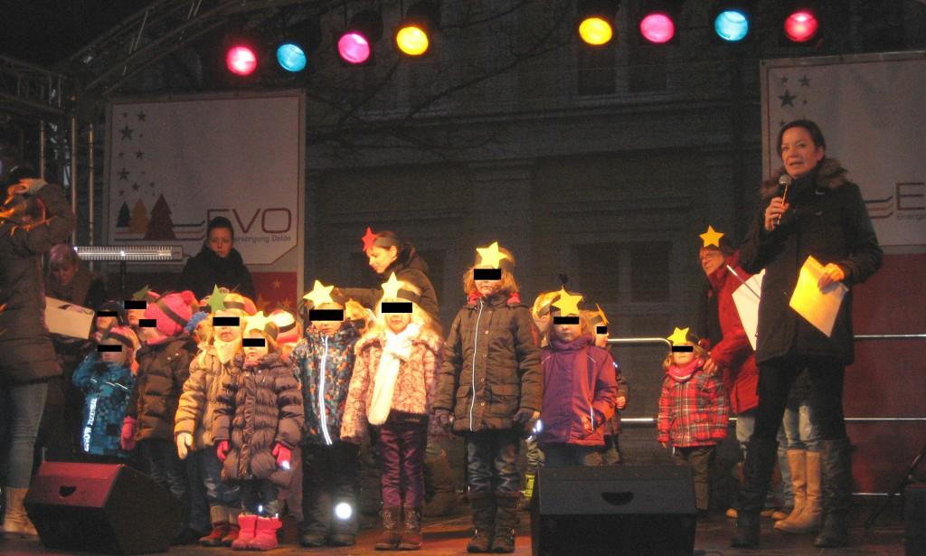 St. Marien Kindergarten mit Vorführung auf dem Oelder Weihnachtsmarkt.