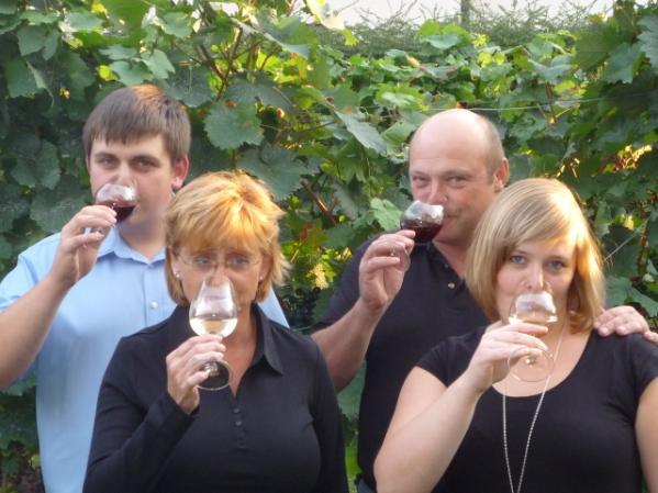 Sehr verehrte Weinkunden, Am 1.Juli 2010 bewirtschaften wir Petra und Georg Sohlbach sowie unsere Kinder Fabian und Tatjana, 25 Jahre das Weingut Georg Sohlbach.