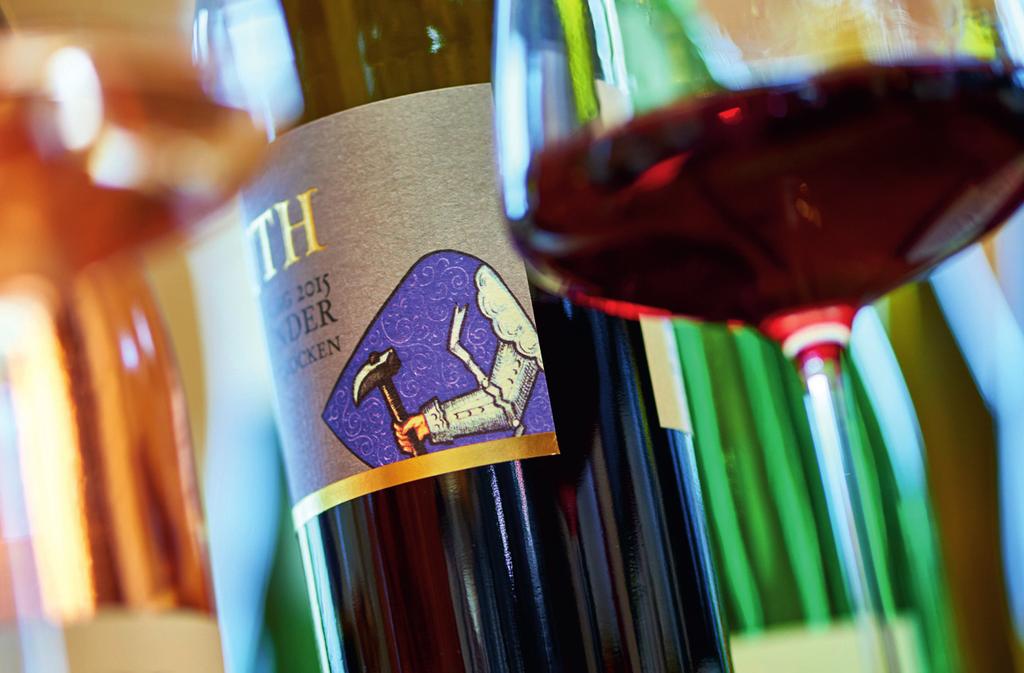 ROTWEIN GLANZPUNKTE Aus jeder Rebsorte ein anderer Wein, die Sortenaromen präzise herausgearbeitet. Im großen oder kleinen Holzfass ausgebaut.