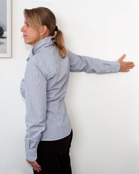 Brustmuskulatur Dehnung von Brust- und Schultermuskulatur Stellen Sie sich seitlich an eine Wand. Der Arm ist gestreckt. Die Handfläche berührt die Wand auf Höhe der Schultern.