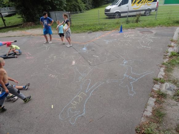 Nachdem jede Gruppe die Stationen erfolgreich bewältigt hatte, durften die Kinder am Spielanhänger spielen, bis wir uns noch ein letztes