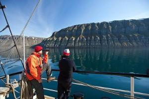 Am Nachmittag laufen wir aus und nehmen Kurs auf Alkhornet, einem Vogelfelsen am Nordufer des Isfjordes. 2. 3. Tag: Nordwestküste Spitzbergens Am Morgen segeln wir durch den Forlandsundet.