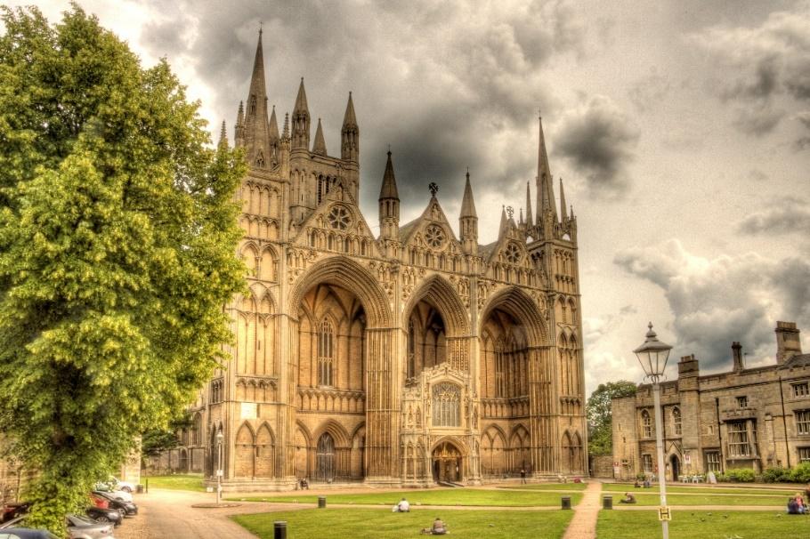 Über Colchester geht es zur St Edmundsbury Cathedral, der Geburtsstätte der Magna Carta, und weiter nach Norwich, das stolz seinen Schatz an mittelalterlichen Bauwerken präsentiert.
