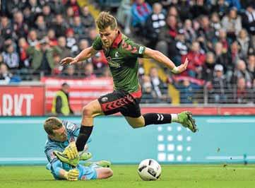 Montag, 6. März 2017 Rhein-Neckar-Zeitung / Nr. 54 16 SPORT Auf dem Weg zum Torerfolg: Freiburgs Florian Niederlechner erzielte zwei Treffer.