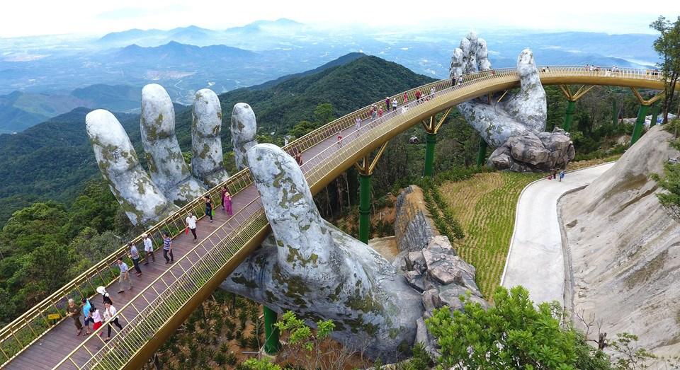 Tag 12: Hoian Bana Hills Golden Bridge Sie fahren zu den Ba Na Hills, einer Bergstation und einem Resort im Truong Son Mountain westlich der Stadt Danang.