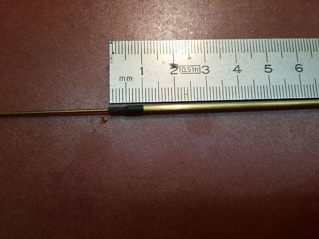 Für die Abdichtung der Anlenkung benutze ich Schrumpfschlauch. Hier ein Beispiel 1mm Draht zur Anlenkung und 2mm Rohr als Durchführung. Diese Teile sind im Set nicht enthalten!