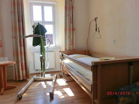 Zimmer / Ferienwohnung / Ferienhaus (Schlafraum) Zimmer 10 Doppelbett Sitzecke und Bett Pflegebett und Lifter können bereitgestellt werden