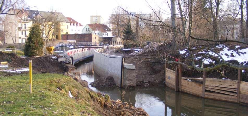 Hochwasserschutzmaßnahmen Zwickauer Mulde - Moritzbach Gegenwärtig werden die Arbeiten am Brücken-bauwerk Mulderadweg fortgesetzt und sollen bis 2013 abgeschlossen werden.