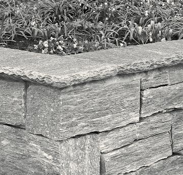 AUS NATURSTEIN FONTAROCCA-Mauersteine aus Naturstein finden Sie bei uns in vielen Materialien, wie z.b. Gneis, Granit, Porphyr, Schiefer, Quarzit, Basalt und Kalkstein.