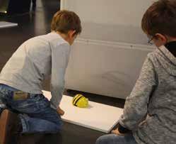Ein Putzroboter entsteht (links). Jochen Peters Testen, wie sich der Mini-Roboter bewegt. Grundschüler programmieren über Tasten Bee-Bots, einfache Roboter.