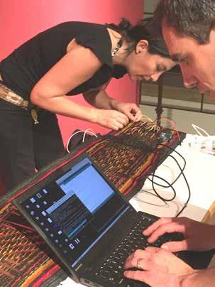 Sandra De Berduccy und Alex McLean programmieren den Sound für das textile Kunstwerk AWAY TAKIY. Ellen Harlizius-Klück Bearbeiter: Dr.