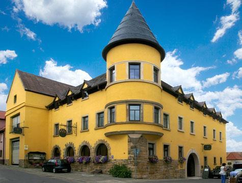 WEINGUT WERNER PFLEGER DAS WEINGUT Wie ein Pfälzer Château wirkt das markante gelbe Eckhaus mitten in Herxheim am Berg, erbaut 1913. Es wurde als das schöne Winzerhaus 2003 ausgezeichnet.