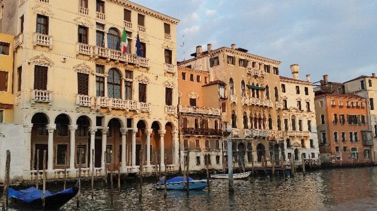Sie ist immer noch das unangefochtene Zentrum zeitgenössischer Kunst: La Biennale di Venezia! Kuratiert wird sie 2019 von Ralph Rugoff.