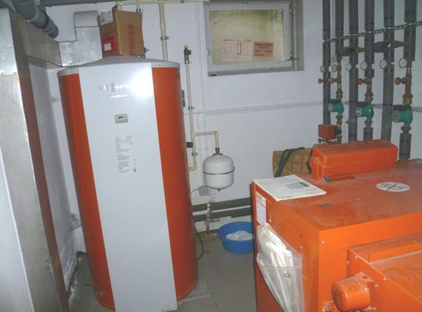 Die Beheizung erfolgt über eine Gaszentralheizung; Brenner 63-91 kw (Nennwärmeleistung mit Flachheizkörpern und Thermostatventilen). Die Warmwasserversorgung erfolgt zentral über die Heizanlage.