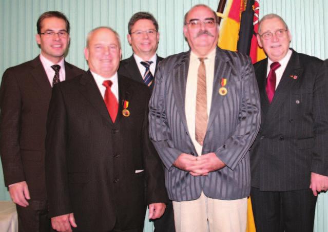 Hans-Jürgen Seimetz, hat die Verdienstmedaille des Landes Rheinland-Pfalz an Manfred Becker aus Gau-Heppenheim und Wilfried Hasselbach aus Albig ausgehändigt.