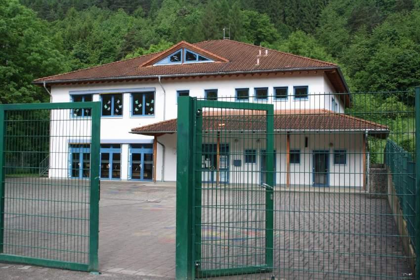 3.1.9 Limesschule Arzbach Limesschule Arzbach Standort Wiesenweg 20; 56337 Arzbach Objekt(e) Schulkomplex (Grundschule) Baujahr 2001 Nettogrundfläche (NGF) 710 m² Wärmeversorgung (Bj.
