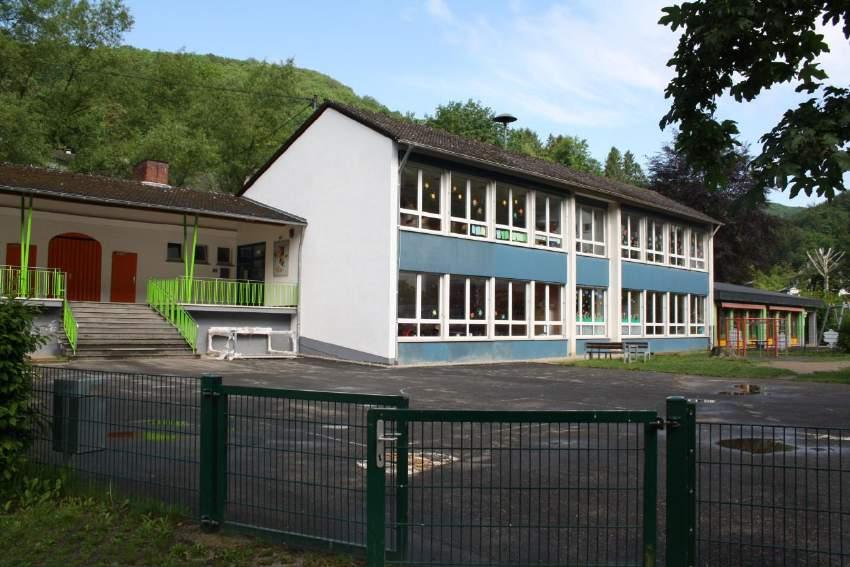 3.1.11 Schule an der Ringmauer Dausenau Grundschule Dausenau Standort Langgasse 67; 56132 Dausenau Objekt(e) Schulkomplex (Grundschule) Baujahr 1965 Nettogrundfläche (NGF) 453 m² Wärmeversorgung (Bj.