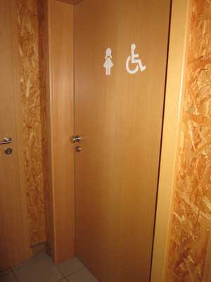 behindertengerechtes WC Die Tür ist keine Karussell- oder Rotationstür.