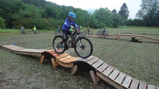 Mountainbike fahren wie die Profis Behutsam werdet ihr auf modernste und professionelle Weise, durch ausgebildete Kinder-Biketrainer an die Mountainbiketechnik herangeführt.