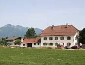 Herzlich Willkommen beim Rait ner Wirt. Wir begrüßen Sie in unserem schönen Wirtshaus im Ortsteil Raiten in Schleching.