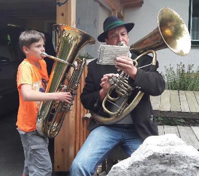 Dort konnten die Kinder ihr musikalisches Geschick beim Sackhüpfen mit Trommelschlag oder dem Nachspielen einfacher