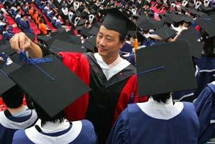 /10 Neues Exzellenzprogramm: Förderung von Top-Hochschulen und Disziplinen (17. Parteikongress, 2007) Foto: Xinhua.