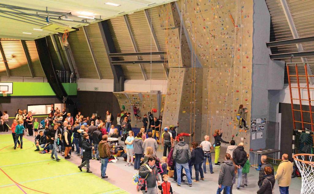 Vereinsmitteilungen Rundsporthalle Hachenburg wiedereröffnet DAV-Klettergruppe präsentiert sich und die Kletterwand Am Samstag, den 12.