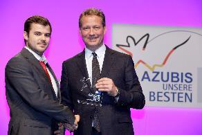 Bilder: BU 1: Nico Groß erhält seine Auszeichnung von Eric Schweitzer, Präsident des
