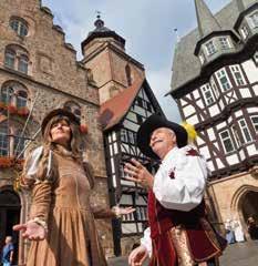 Mit der Ludderbächer Botzfraa machen Besucher einen heiteren Spaziergang durch Lauterbach (Seite 39), Mechthild, die Frau des Torwächters, begibt sich in der historischen Altstadt Büdingens auf die