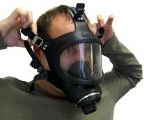 EINSATZ 3. Einsatz Die Maske 3S-R wird entweder am Trageband vor der Brust oder in der Tragebüchse 3S getragen.