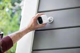 Arlo Pro befreit Sie von Gedanken und Sorgen mit dem 100 % drahtlosen Heimüberwachungssystem für den Innen- und Außeneinsatz ohne Kabel und Steckdosen.