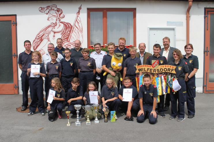 Beim Empfang in Wilfersdorf gratulierten der Bürgermeister und zahlreiche Feuerwehrkameraden zu den erbrachten Leistungen.