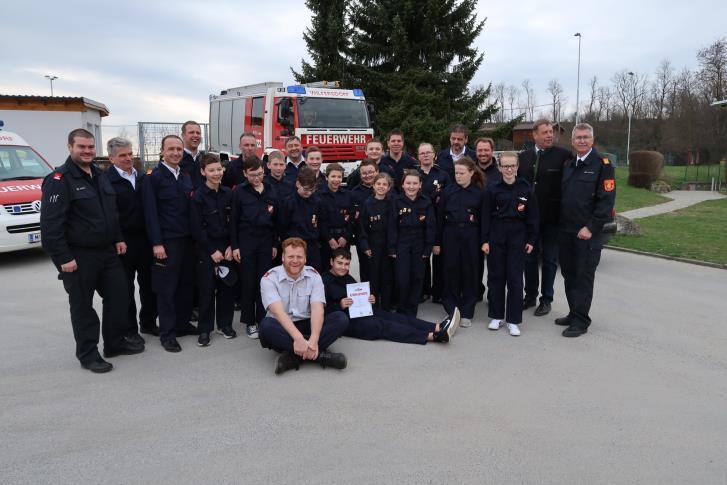 Die Feuerwehrfunktionäre des Bezirks und des Abschnitts, sowie Bgm Tatzber überreichten die Abzeichen und gratulierten zu den
