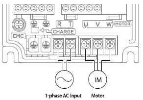 2kW) unterscheidet sich geringfügig. Die Anordnung der drei Motorphasen bestimmt die Drehrichtung des Motors. Wichtig: Normalerweise muss netzseitig die Erdung am FU angeschlossen werden.